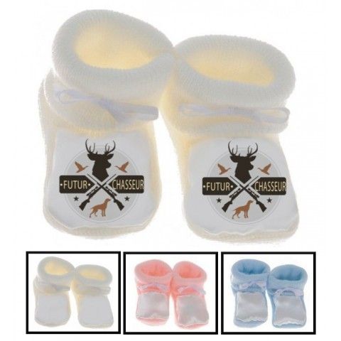 Chaussons de bébé futur dentiste souriant