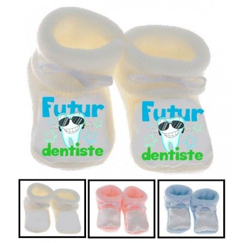 Chaussons de bébé futur dentiste souriant