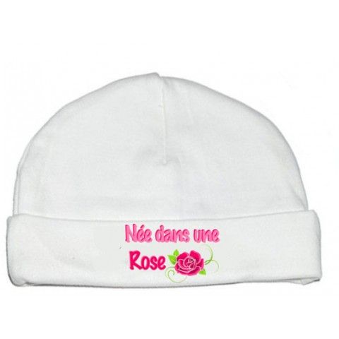 Bonnet de bébé nee dans une rose