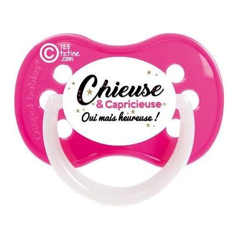 Tétine de bébé chieuse et capricieuse mais heureuse