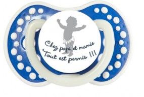 Tétine de bébé chez papy et mamie tout est permis 